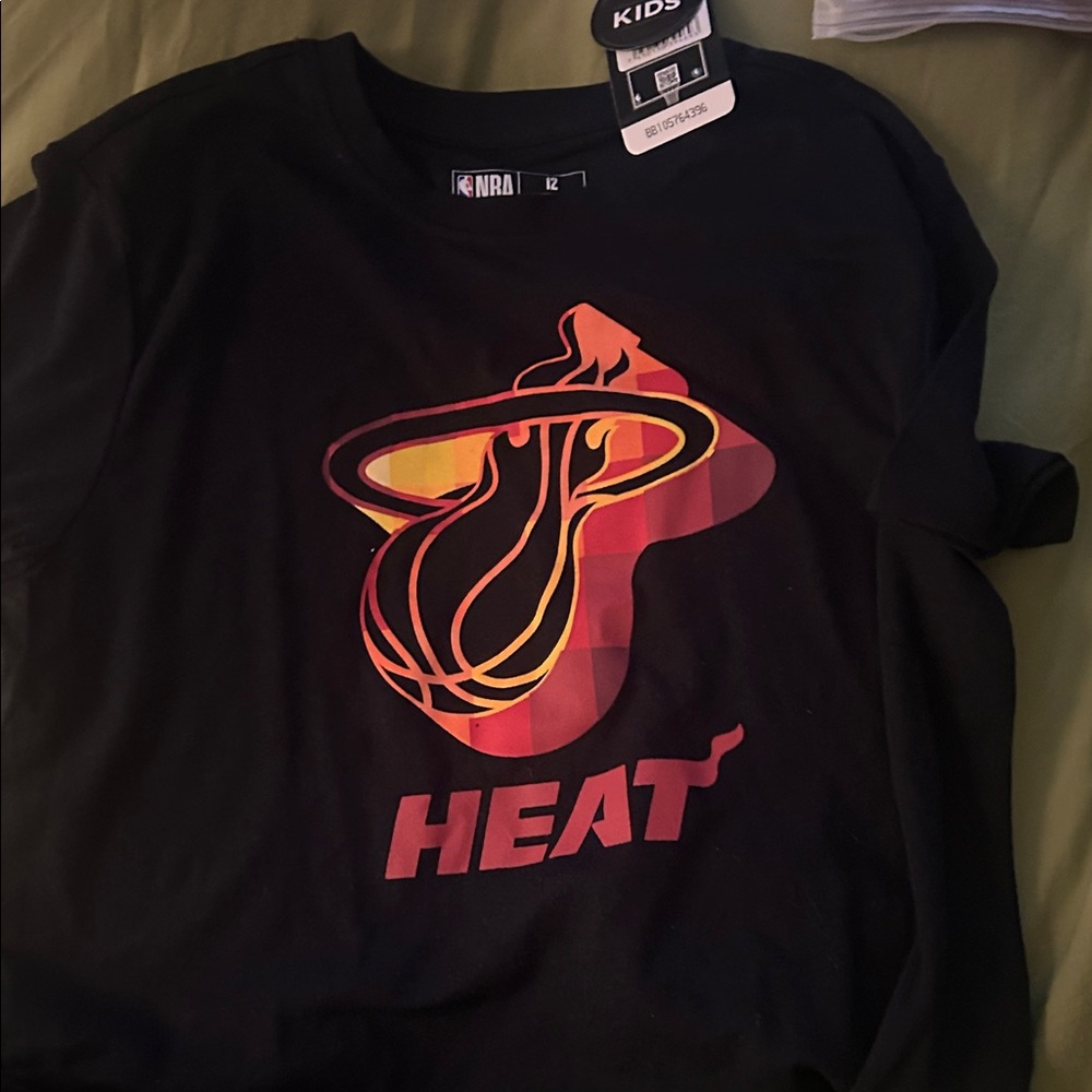 NWT’S Miami Heat Kids T-Shirt Size 12 official NBA